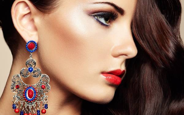 pertanda kehilangan anting-anting dari telinga kanan 