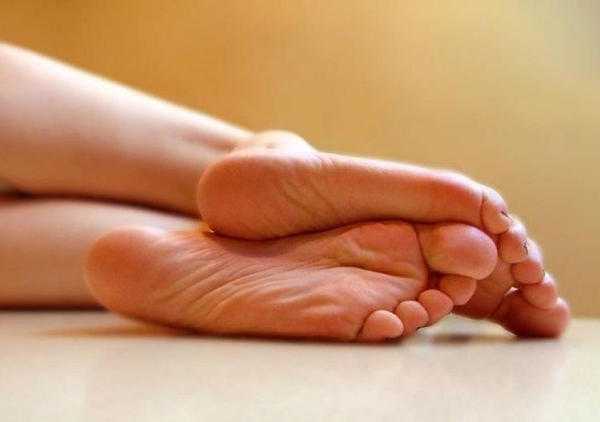 Mengapa kaki kiri gatal 