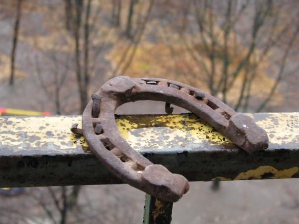 tapal kuda di beranda 