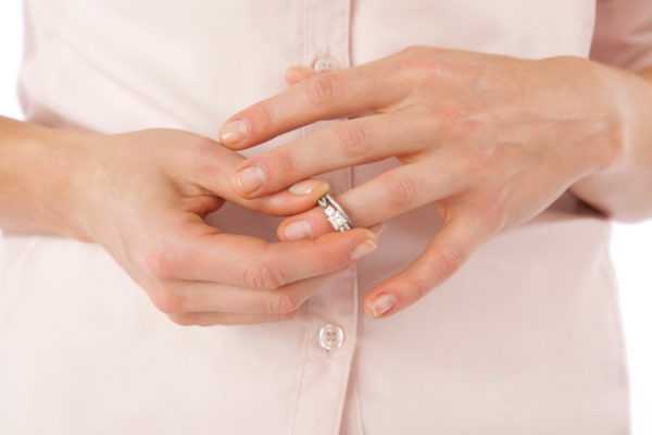 Wanita mengukur cincin perkahwinannya 