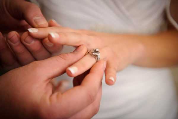 Seorang lelaki meletakkan cincin pada seorang wanita 