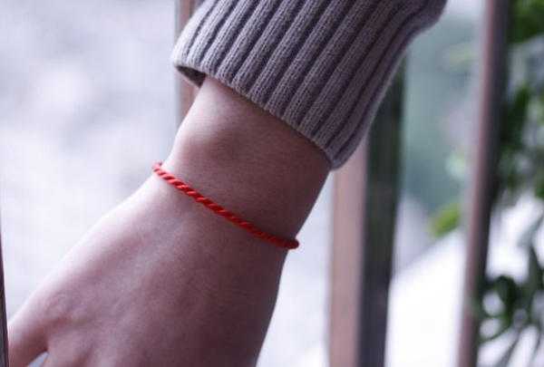 Di tangan mana betul memakai benang merah 