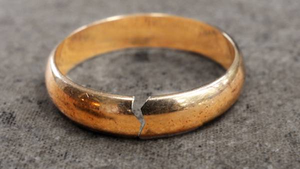 cincin meletupkan pada jari tangan 