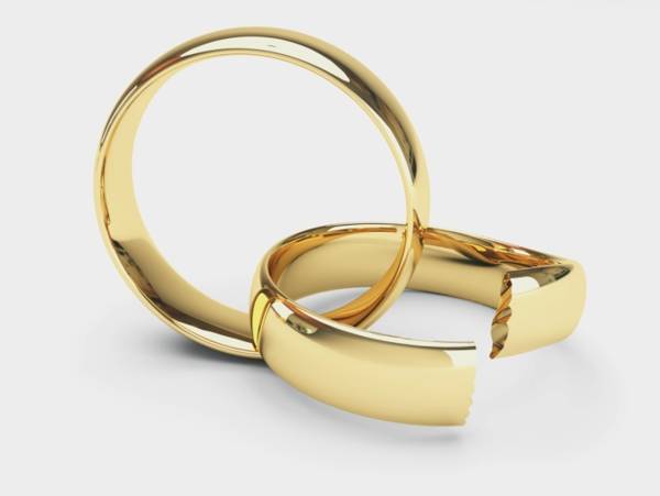 cincin perkahwinan yang retak 