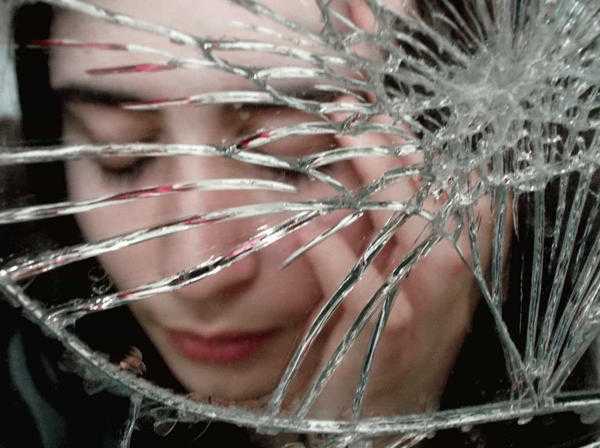 lihat di cermin yang pecah 