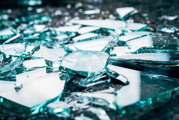 Gelas pecah dengan pertolongan seseorang 