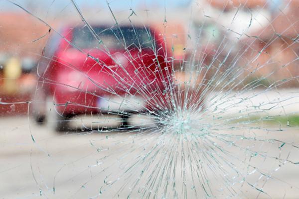 Cermin mata pecah pada cermin mata atau jam tangan 