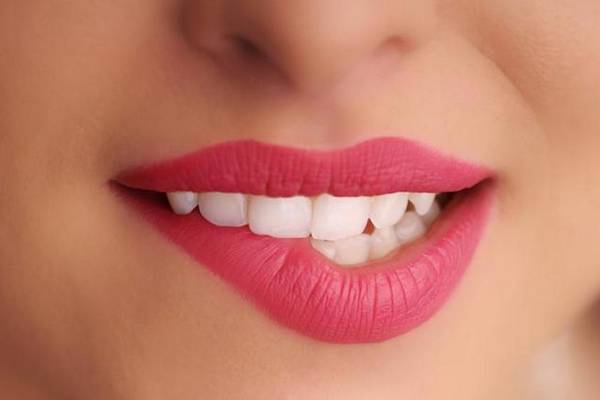 jerawat di bibir bibir 