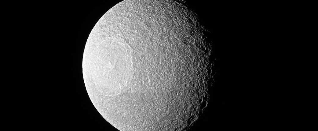 Pandangan baru pada Tethys dari misi Cassini 