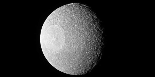 Pandangan baru pada Tethys dari misi Cassini