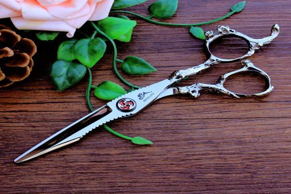 Gunting jatuh ke lantai 