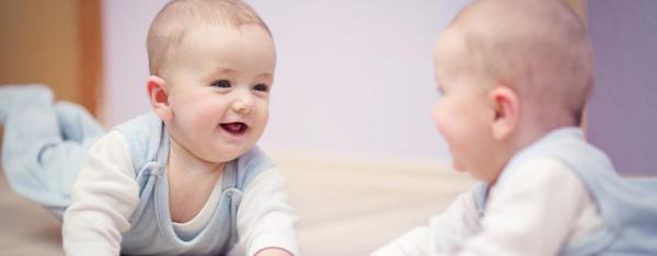Mengapa mereka mengatakan bayi tidak boleh melihat cermin 