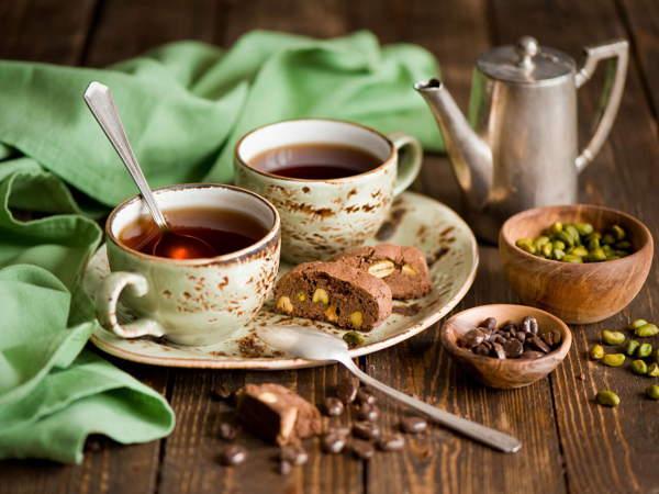 Minum teh dengan sudu 