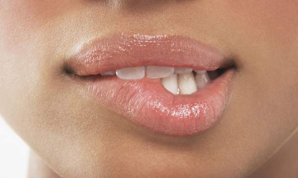 menggigit bibir saya 