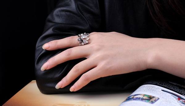  cincin di jari telunjuk 