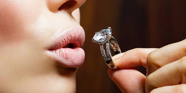 sebiji batu jatuh dari pertanda cincin 