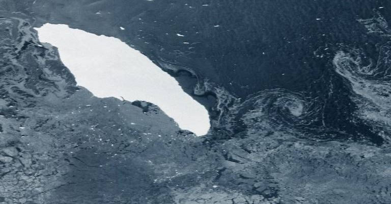 Gunung es terbesar di dunia dalam perjalanan bertembung dengan tempat perlindungan penguin 