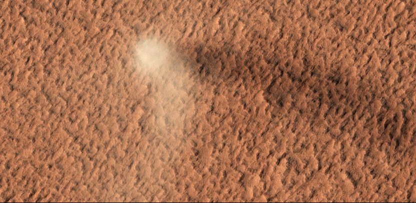 Saksikan 'setan debu' membentuk semula kawah Martian 