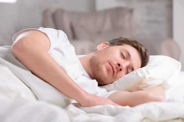 Sekiranya seseorang tidur di rumah, maka dia mesti bangun 