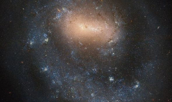 Teleskop Hubble menangkap galaksi 'bersenjata satu' 