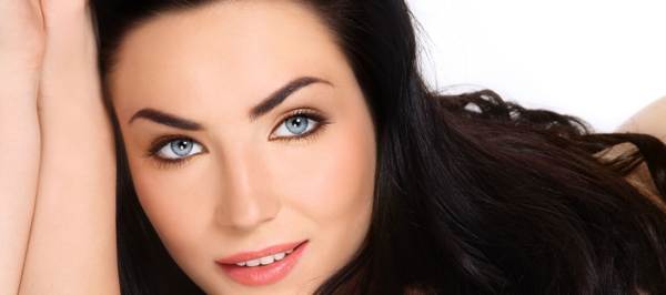 pertanda jerawat antara kening 