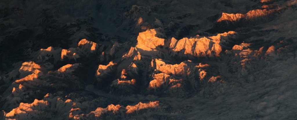 Pukulan menakjubkan dari puncak Himalaya dari angkasa 