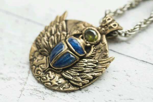 Scarab kumbang maskot 